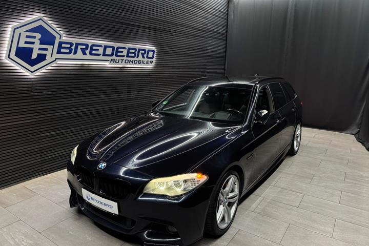 Blå BMW 528i fra 2012 set udefra