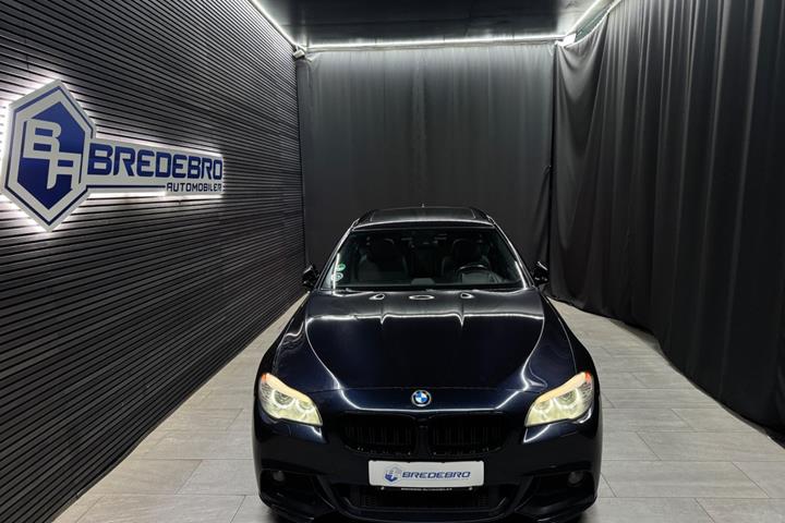 Blå BMW 528i fra 2012 set udefra