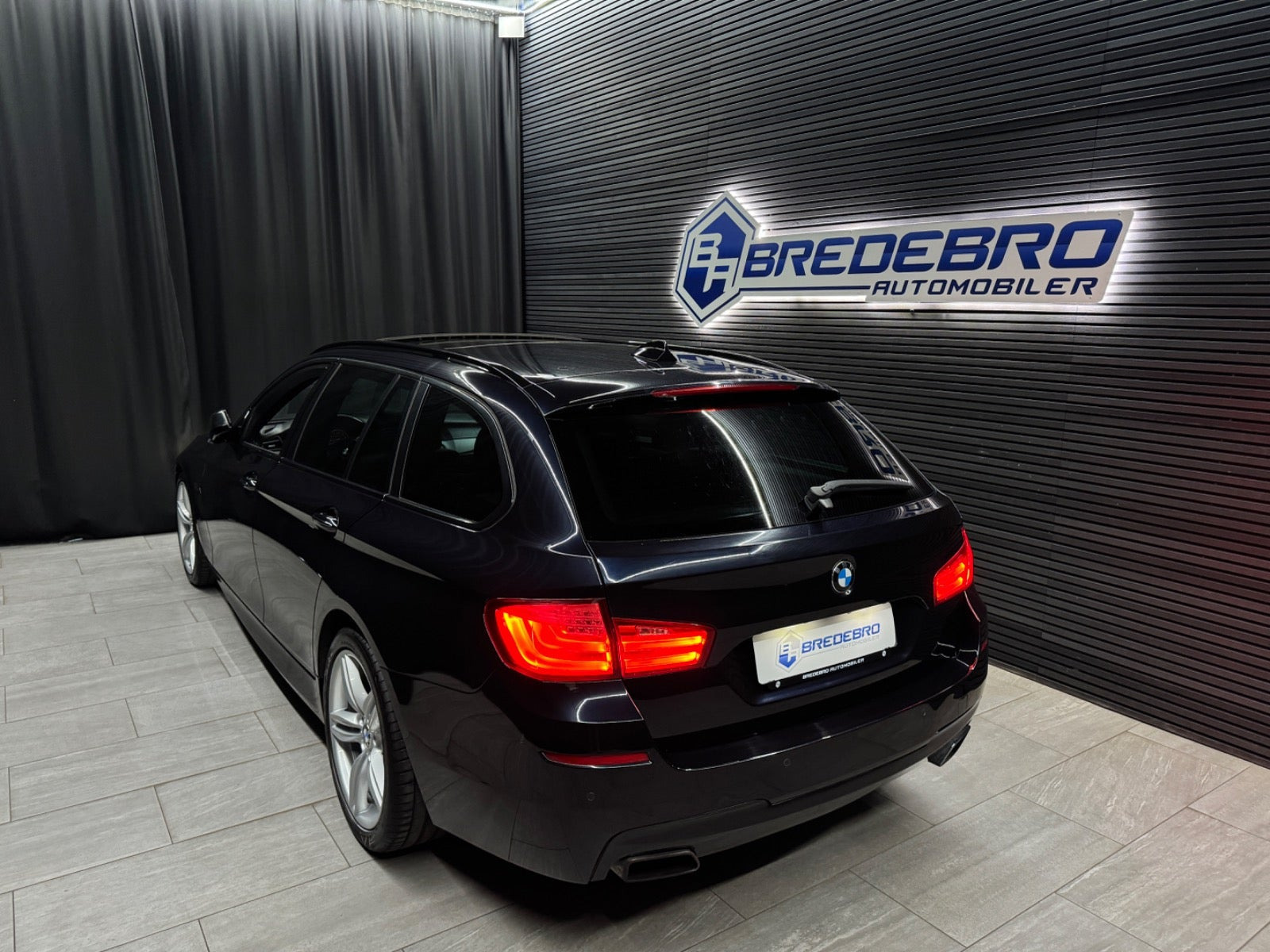 Blå BMW 528i fra 2012 set udefra