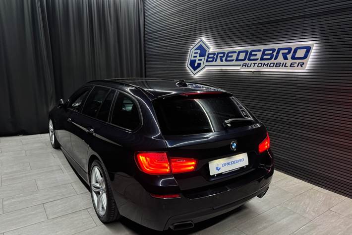 Blå BMW 528i fra 2012 set udefra