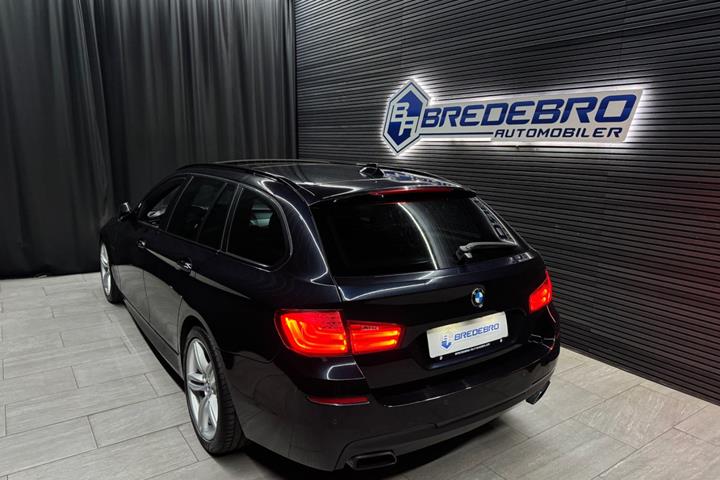 Blå BMW 528i fra 2012 set udefra