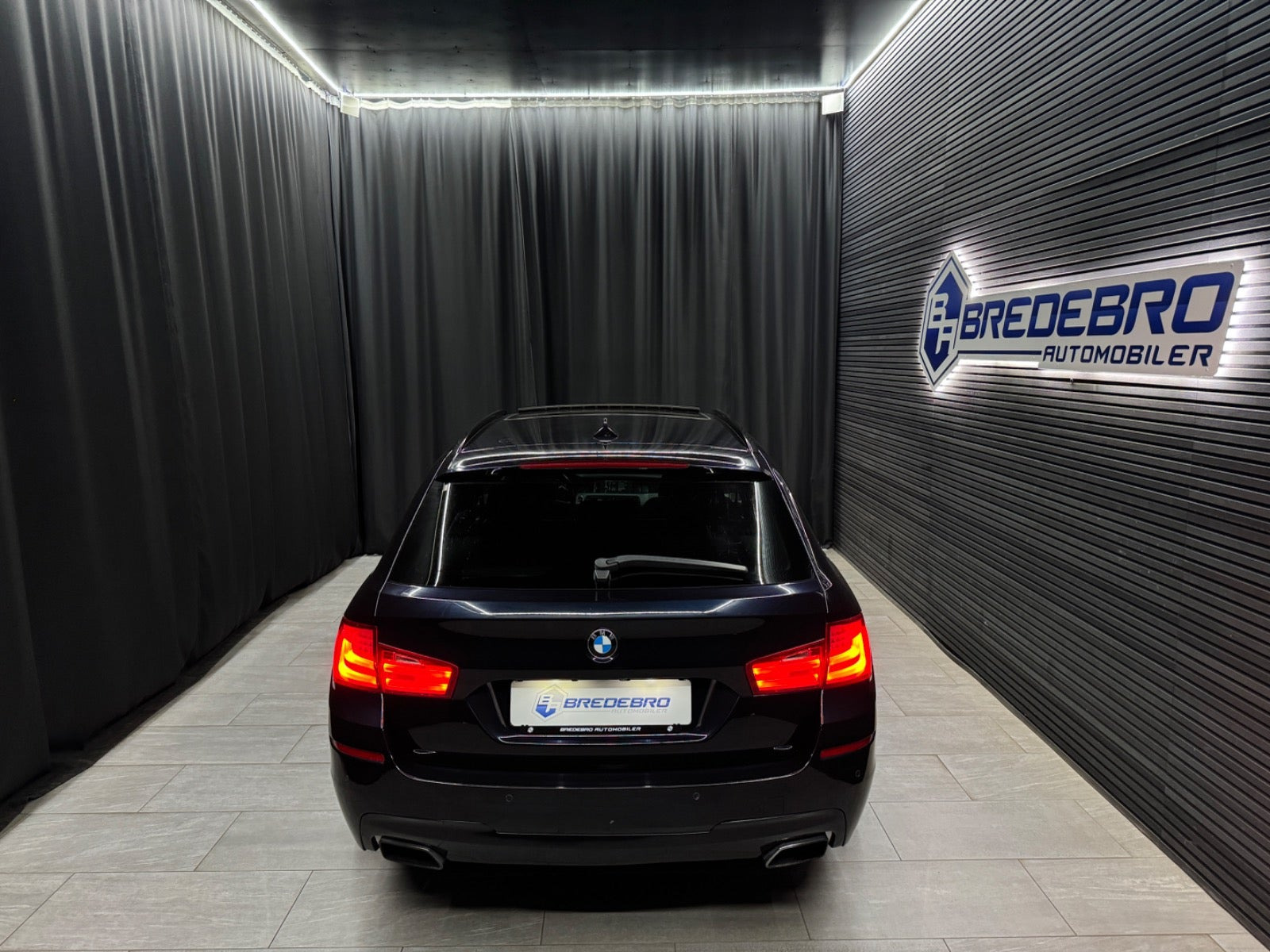 Blå BMW 528i fra 2012