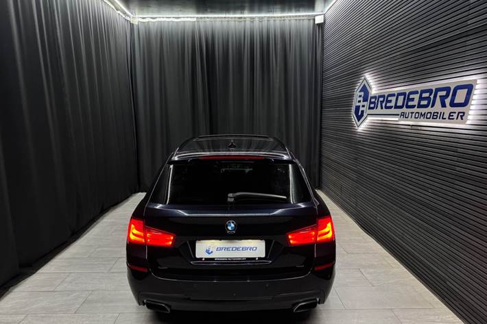 Blå BMW 528i fra 2012