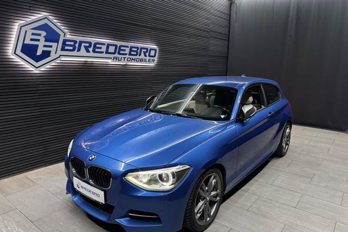 Blå BMW M135i fra 2014