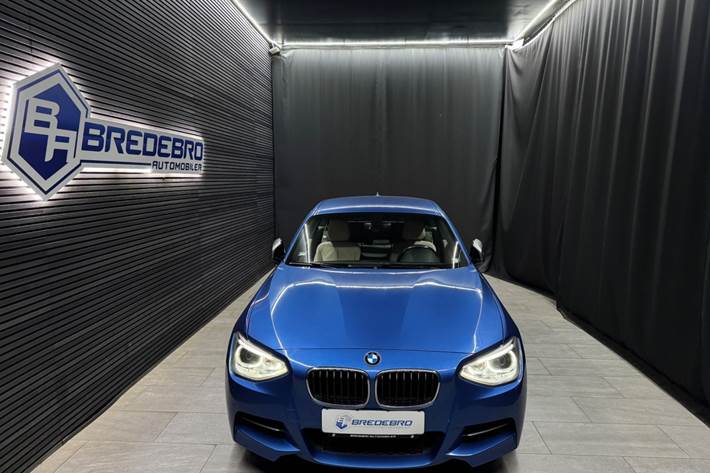 Blå BMW M135i fra 2014