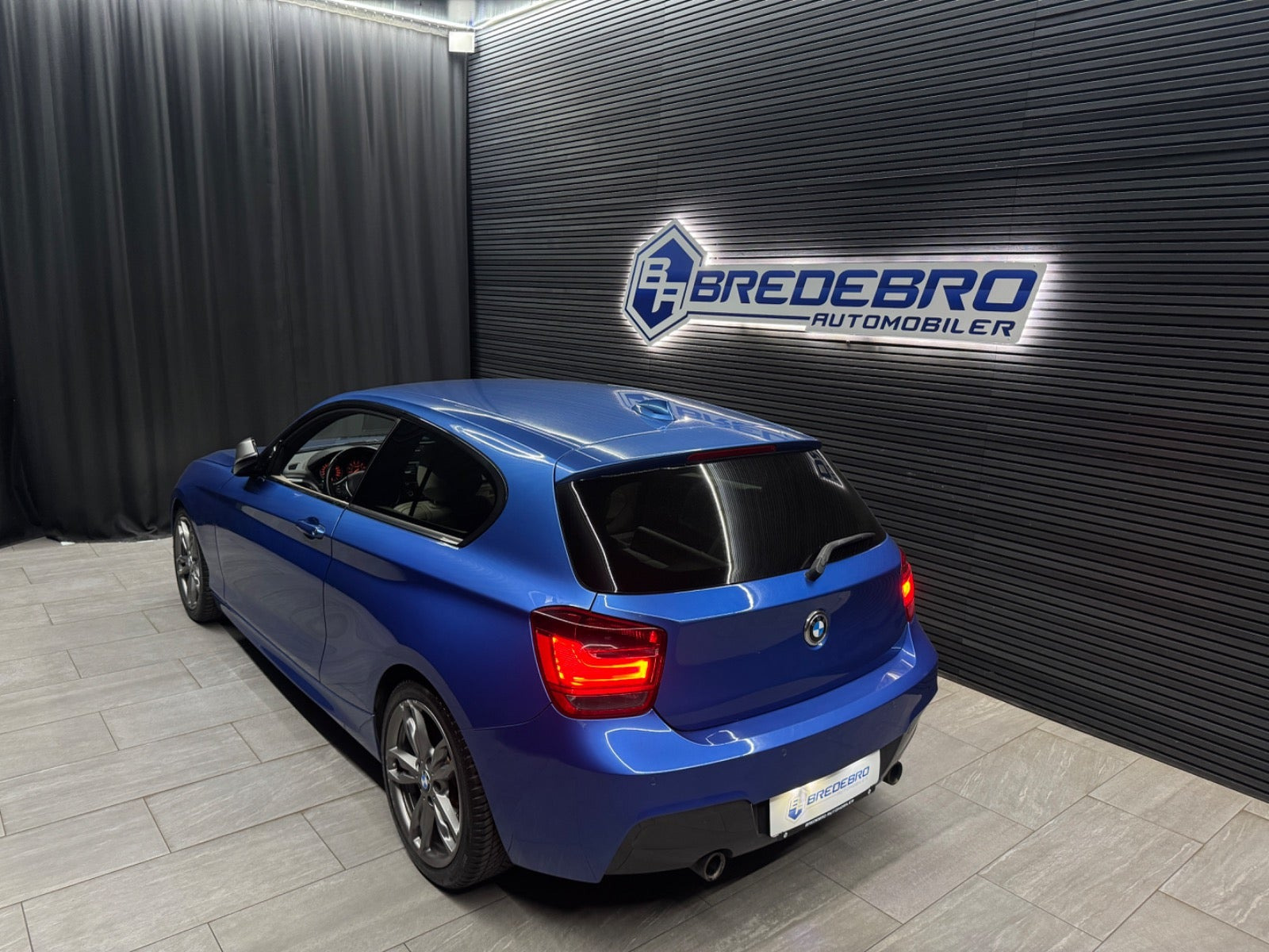 Blå BMW M135i fra 2014