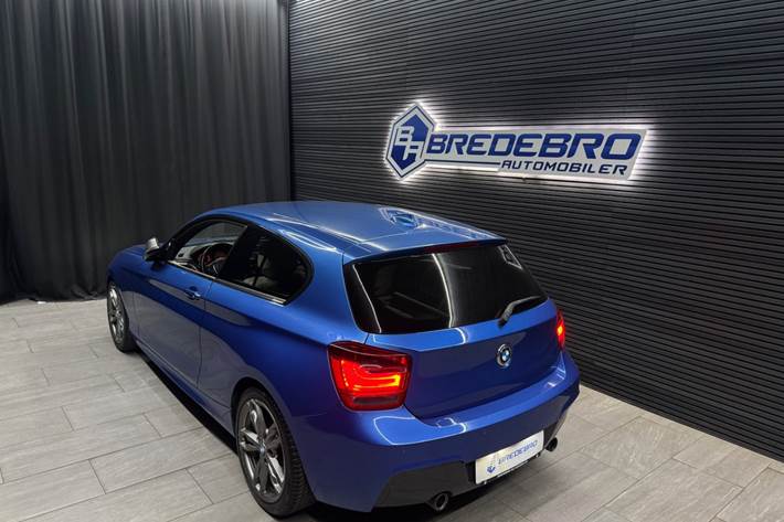 Blå BMW M135i fra 2014