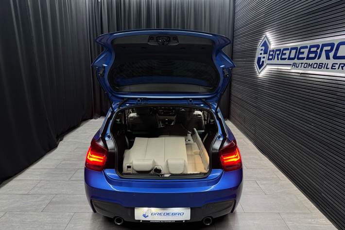 Blå BMW M135i fra 2014