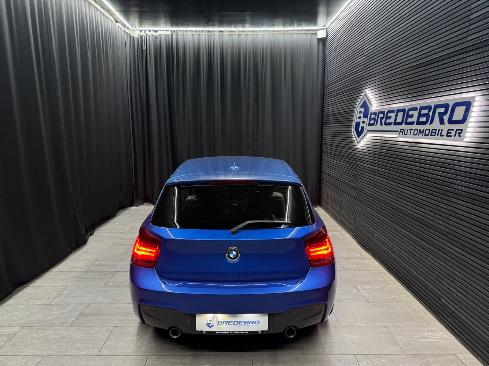 Blå BMW M135i fra 2014