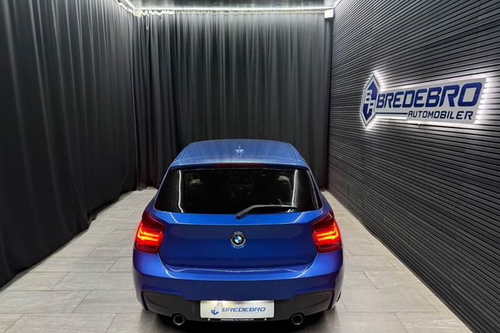 Blå BMW M135i fra 2014