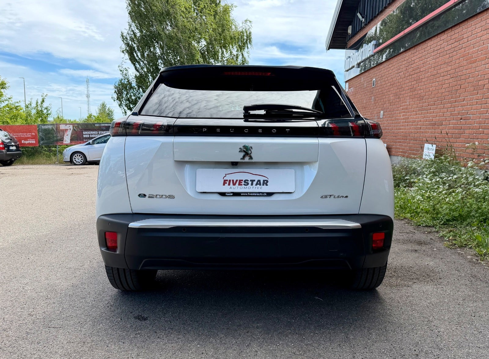 Hvid Peugeot e-2008 fra 2021