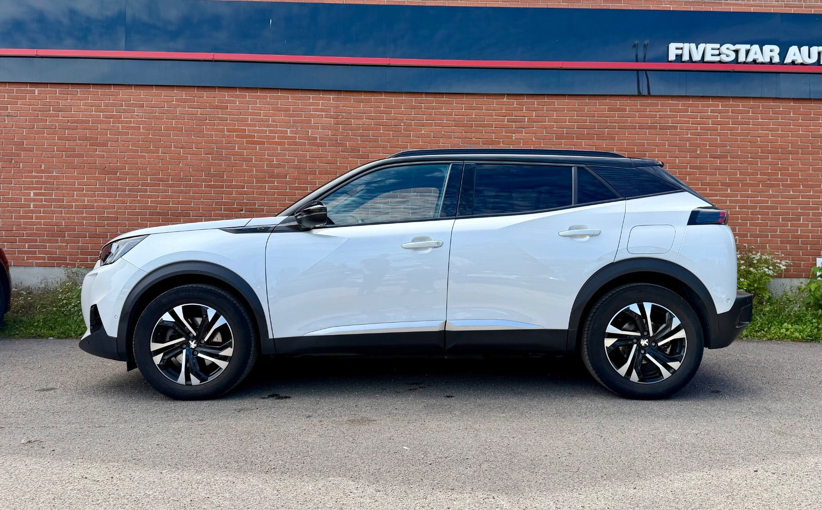Hvid Peugeot e-2008 fra 2021