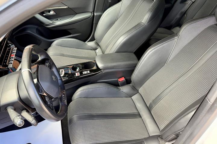 Hvid Peugeot e-2008 fra 2021