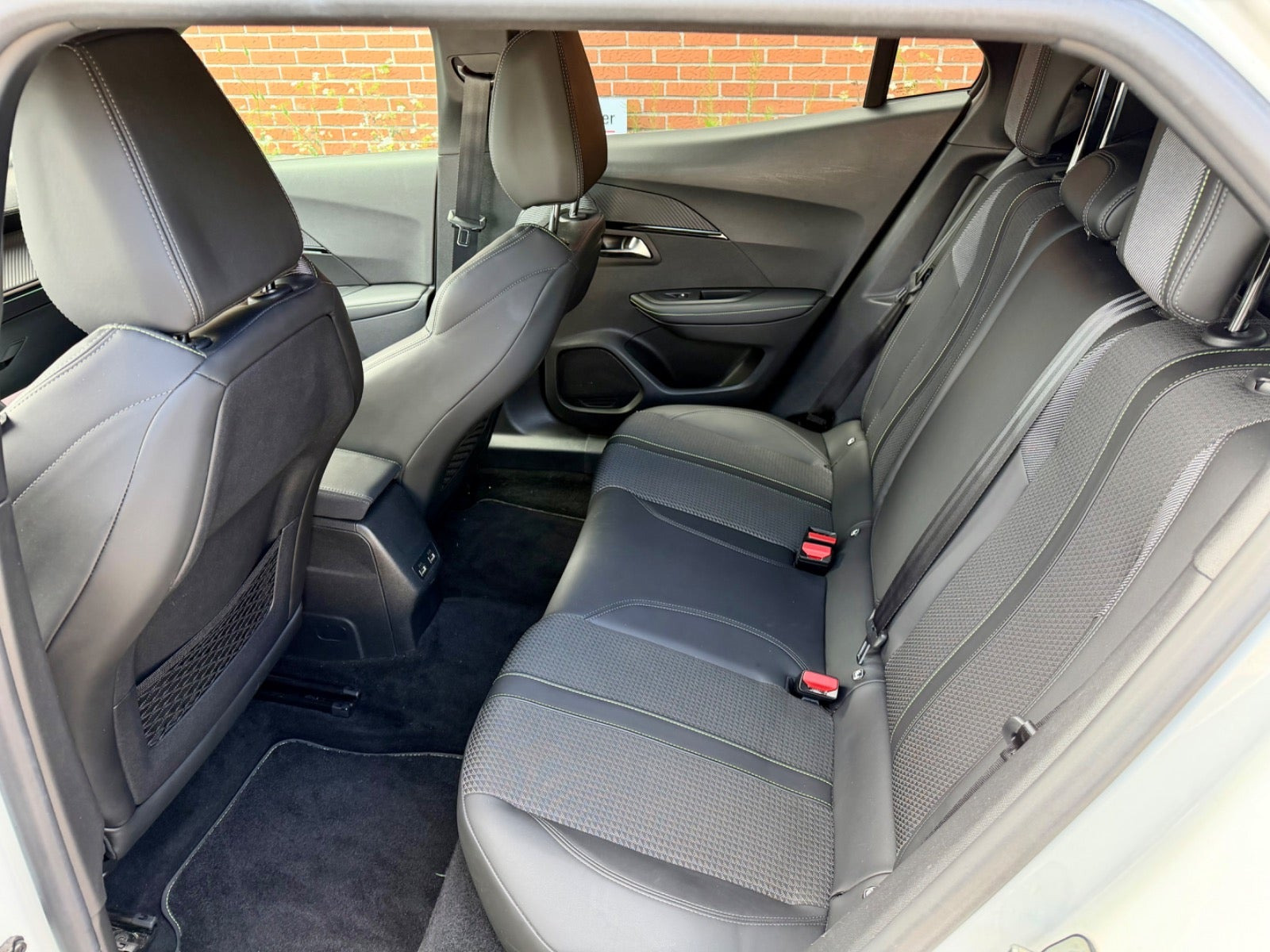 Hvid Peugeot e-2008 fra 2021