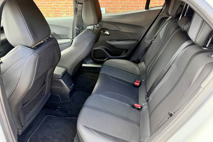Hvid Peugeot e-2008 fra 2021