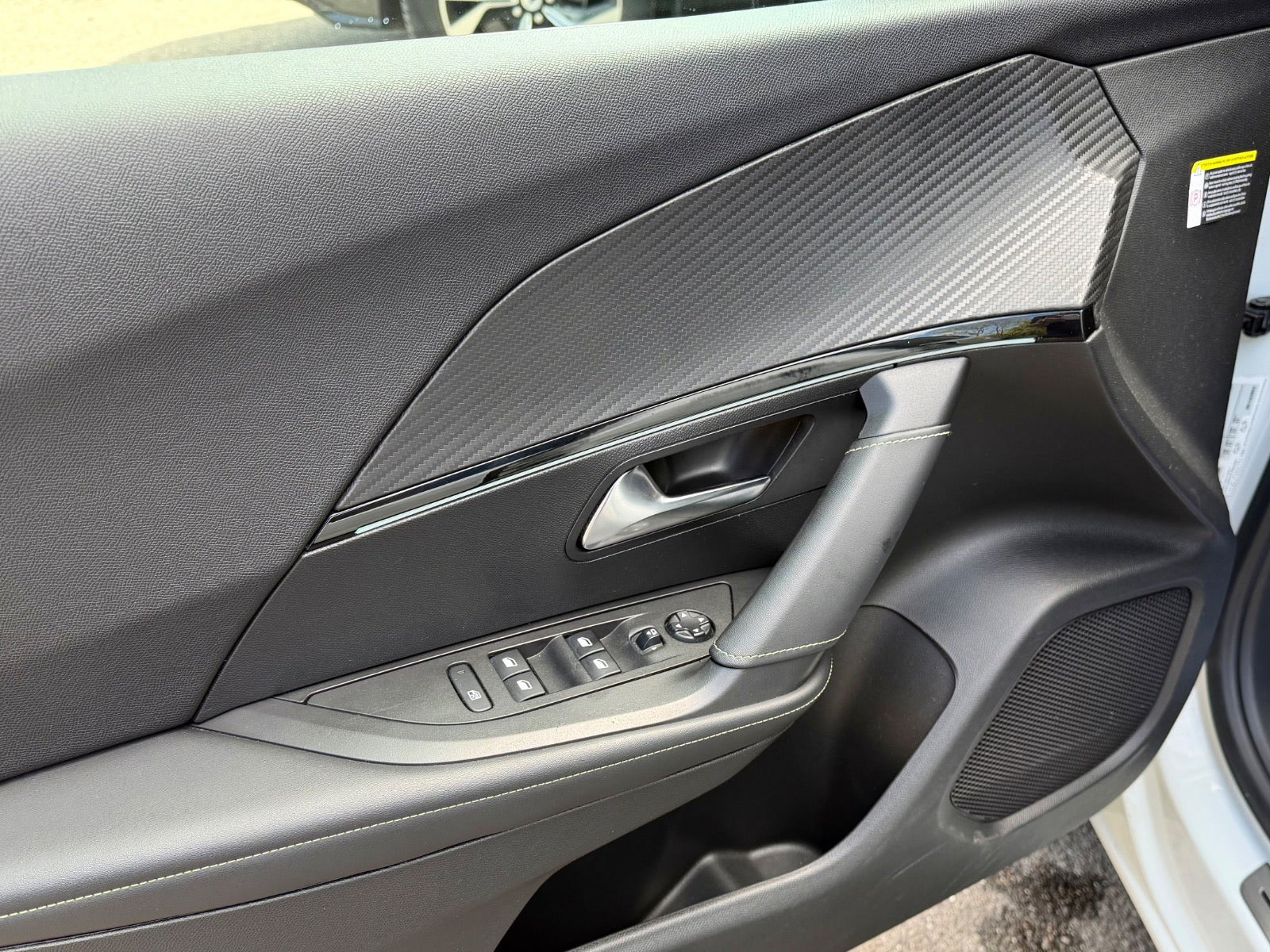 Hvid Peugeot e-2008 fra 2021