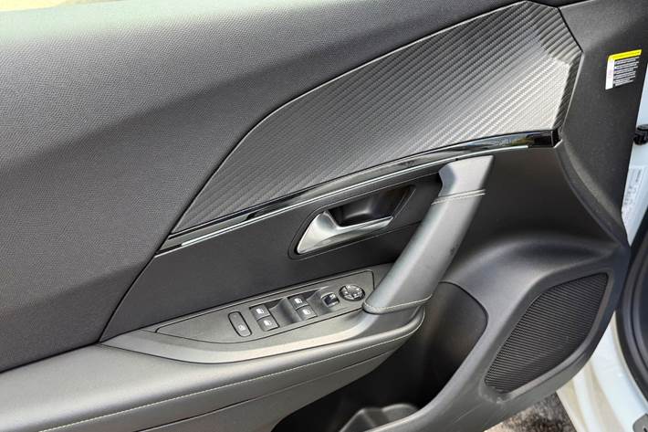 Hvid Peugeot e-2008 fra 2021