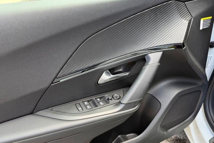 Hvid Peugeot e-2008 fra 2021
