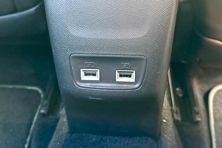 Hvid Peugeot e-2008 fra 2021