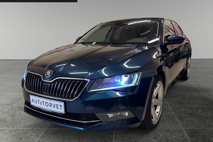 Blå Skoda Superb fra 2019