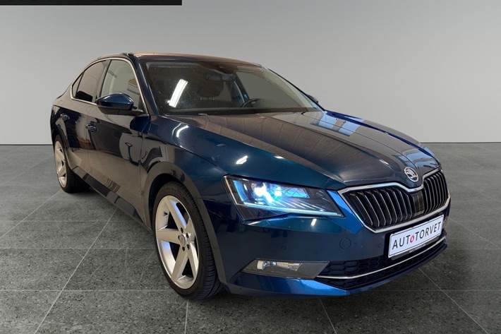 Blå Skoda Superb fra 2019