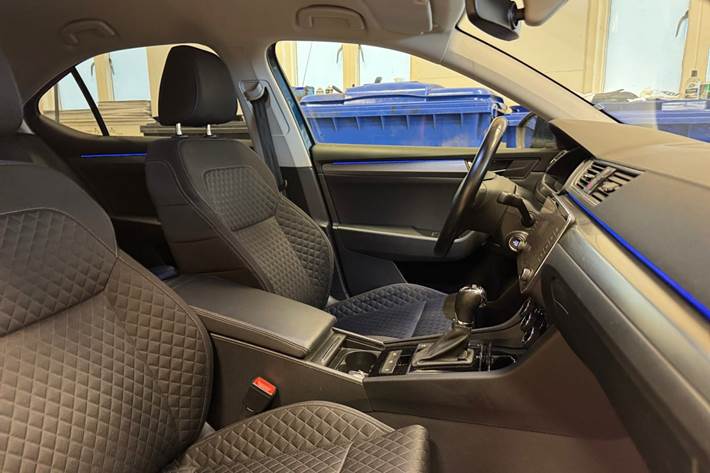Blå Skoda Superb fra 2019