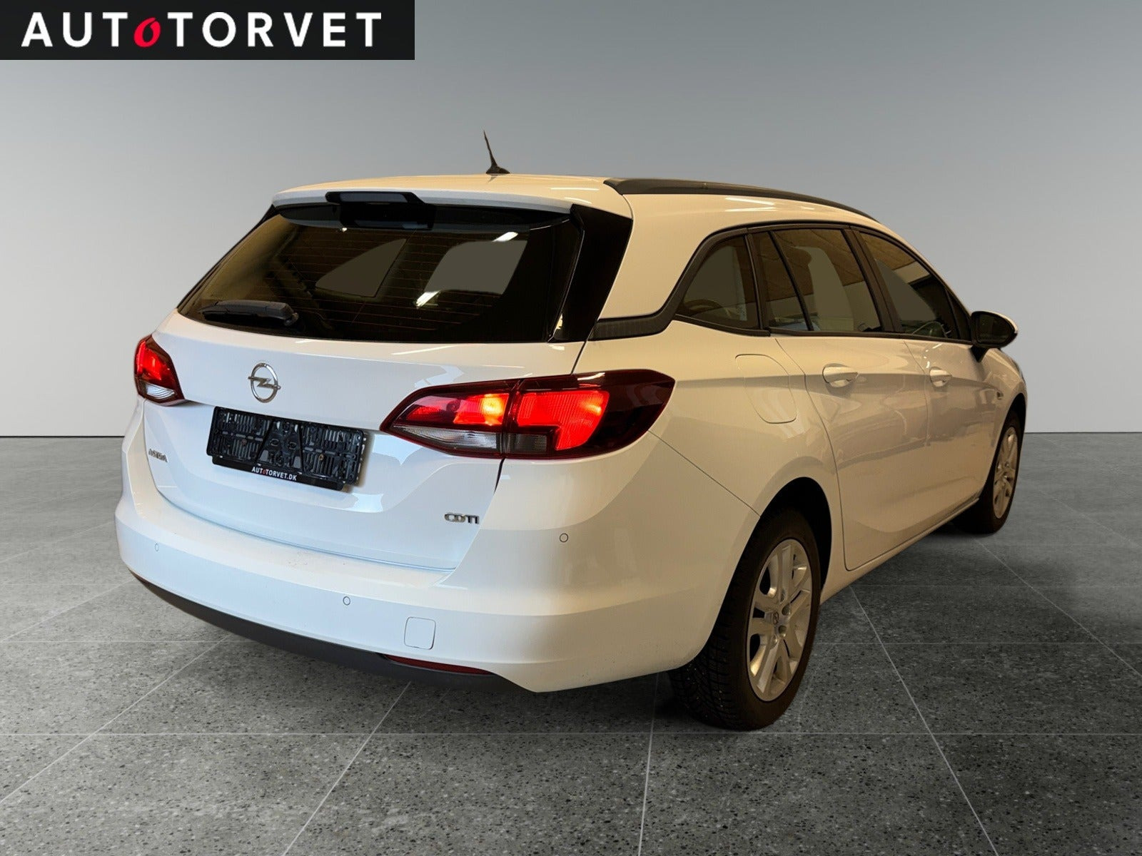 Hvid Opel Astra fra 2016
