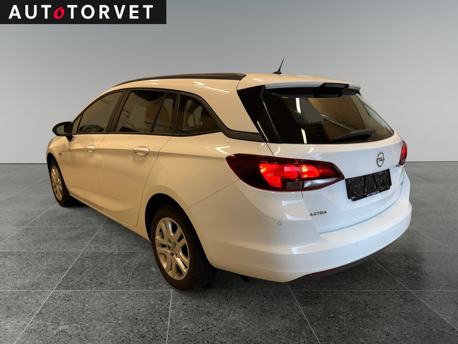 Hvid Opel Astra fra 2016