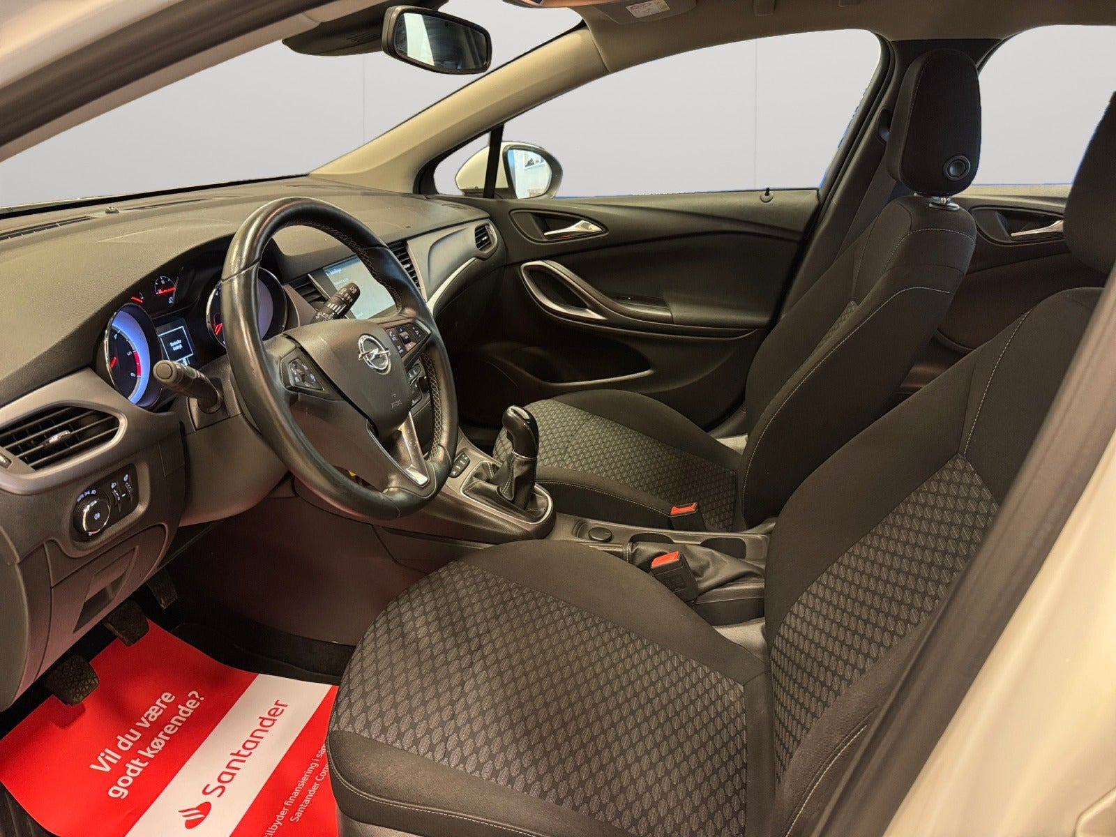 Hvid Opel Astra fra 2016