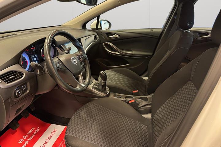 Hvid Opel Astra fra 2016