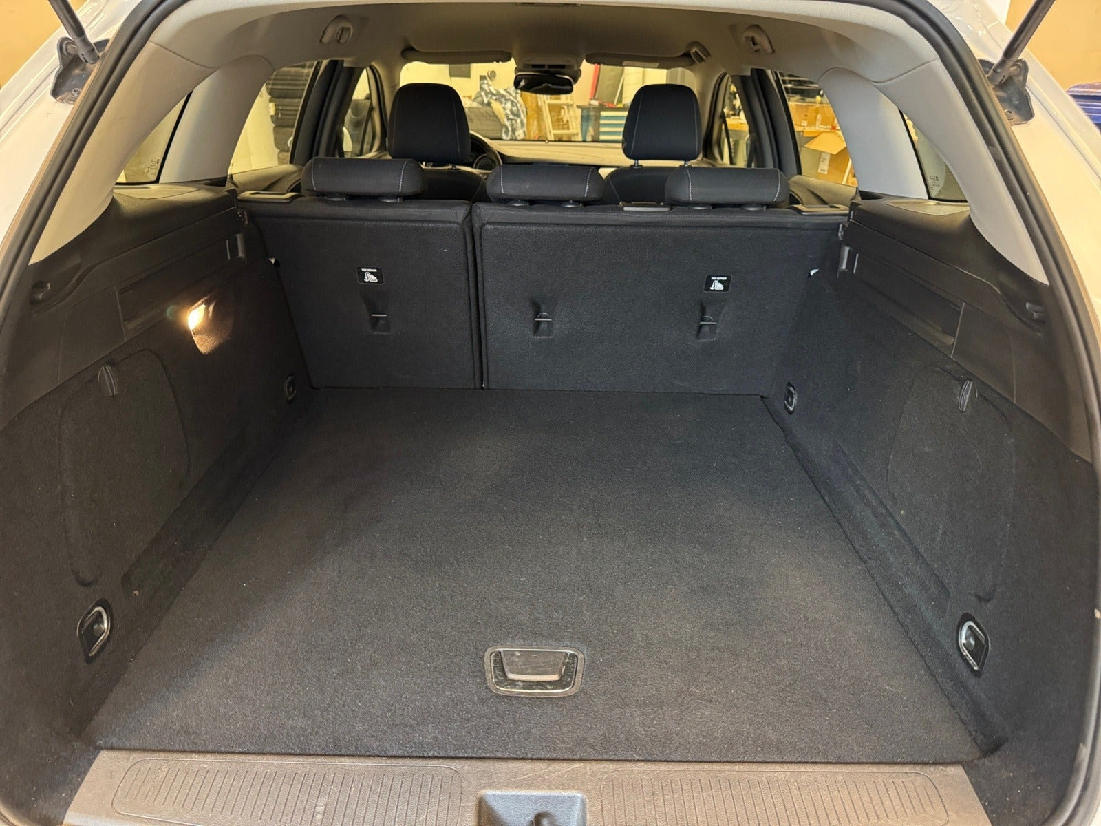 Hvid Opel Astra fra 2016