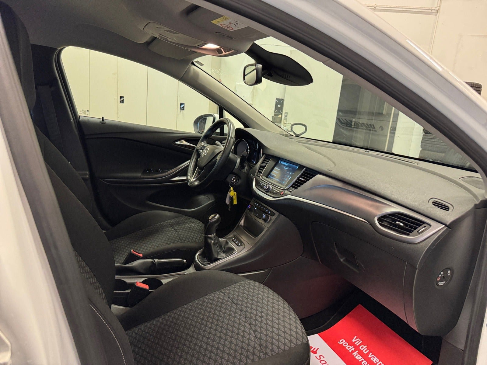 Hvid Opel Astra fra 2016