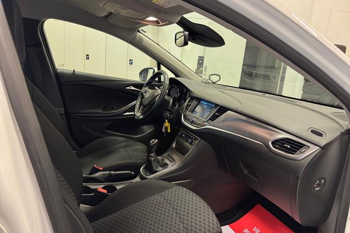 Hvid Opel Astra fra 2016