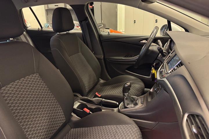 Hvid Opel Astra fra 2016