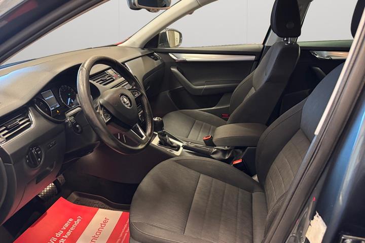 Grå Skoda Octavia fra 2016