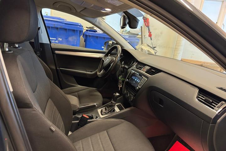 Grå Skoda Octavia fra 2016