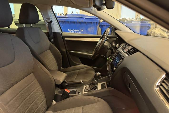 Grå Skoda Octavia fra 2016