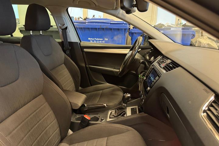 Grå Skoda Octavia fra 2016