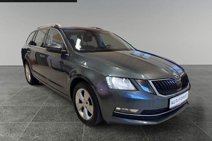 Grå Skoda Octavia fra 2019