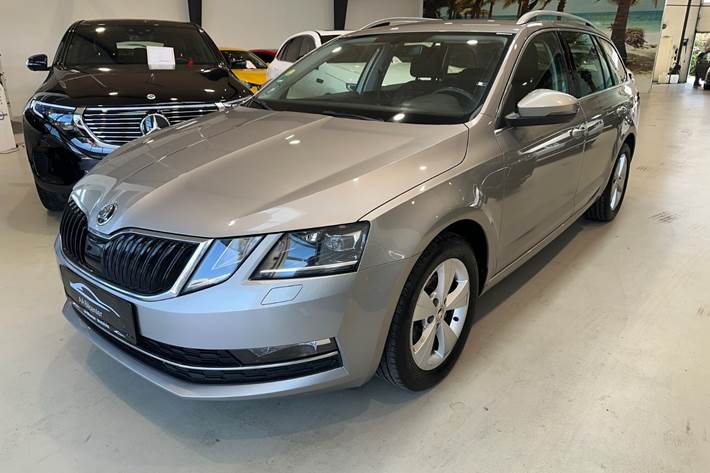 Beige Skoda Octavia fra 2018 set udefra