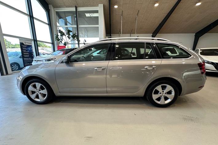Beige Skoda Octavia fra 2018