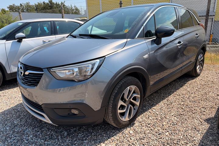 Sølv Opel Crossland X fra 2017 set udefra