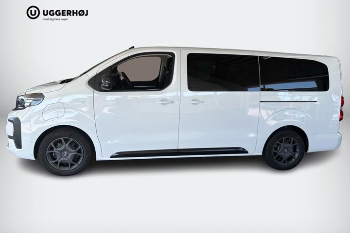 Hvid Opel Zafira-e Life fra 2026 set udefra