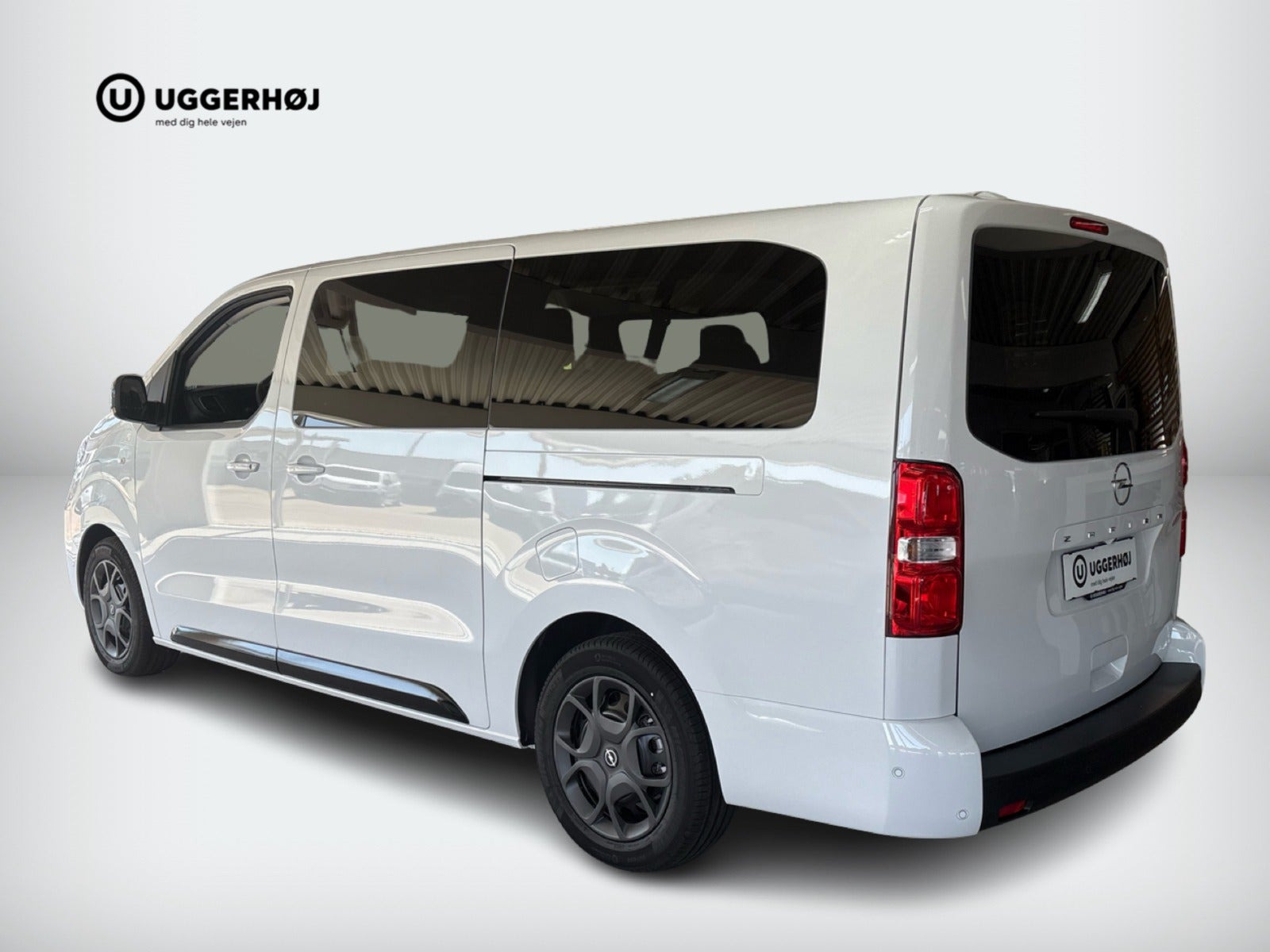 Hvid Opel Zafira-e Life fra 2026 set udefra