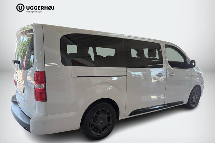 Hvid Opel Zafira-e Life fra 2026 set udefra