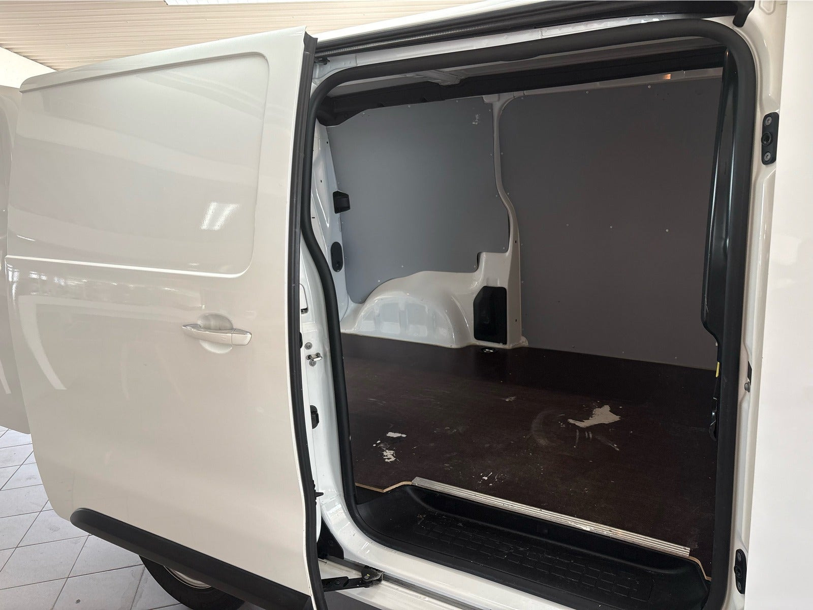 Hvid Opel Vivaro fra 2021
