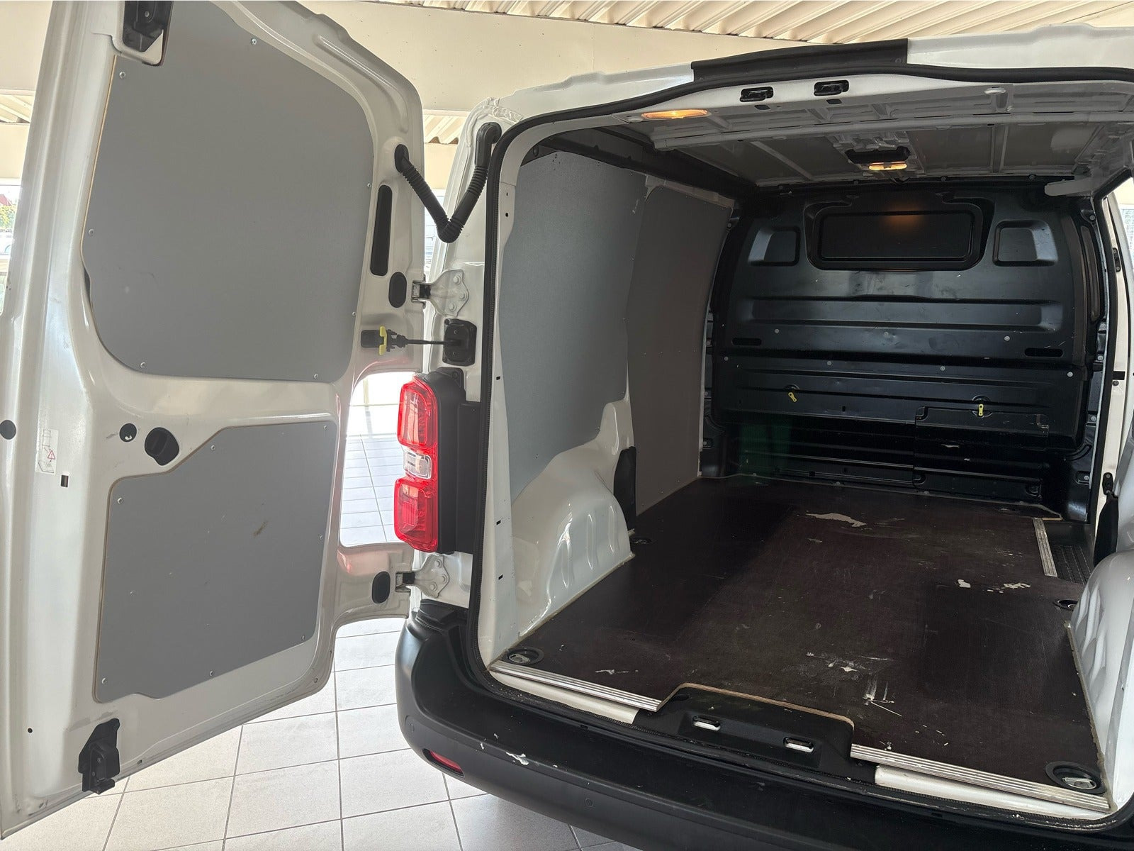 Hvid Opel Vivaro fra 2021