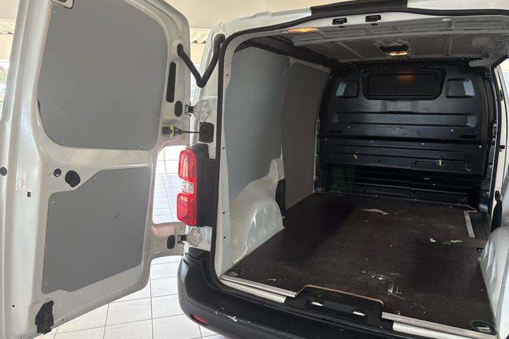 Hvid Opel Vivaro fra 2021