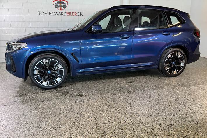 Blå BMW iX3 fra 2023