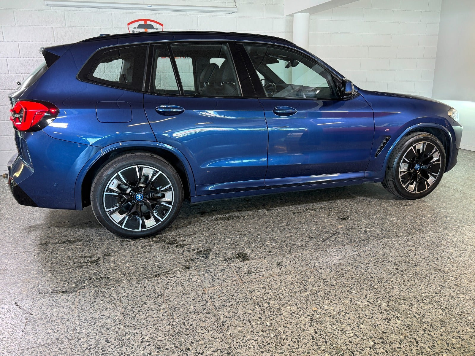 Blå BMW iX3 fra 2023